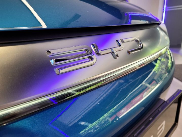 BYD vs Tesla: le nouveau géant de l&rsquo;électrique prêt à renverser le roi? Révélations choc!